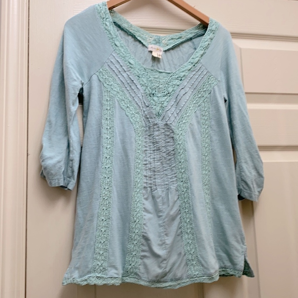 Top 3/4 sleeve. Dark mint green.